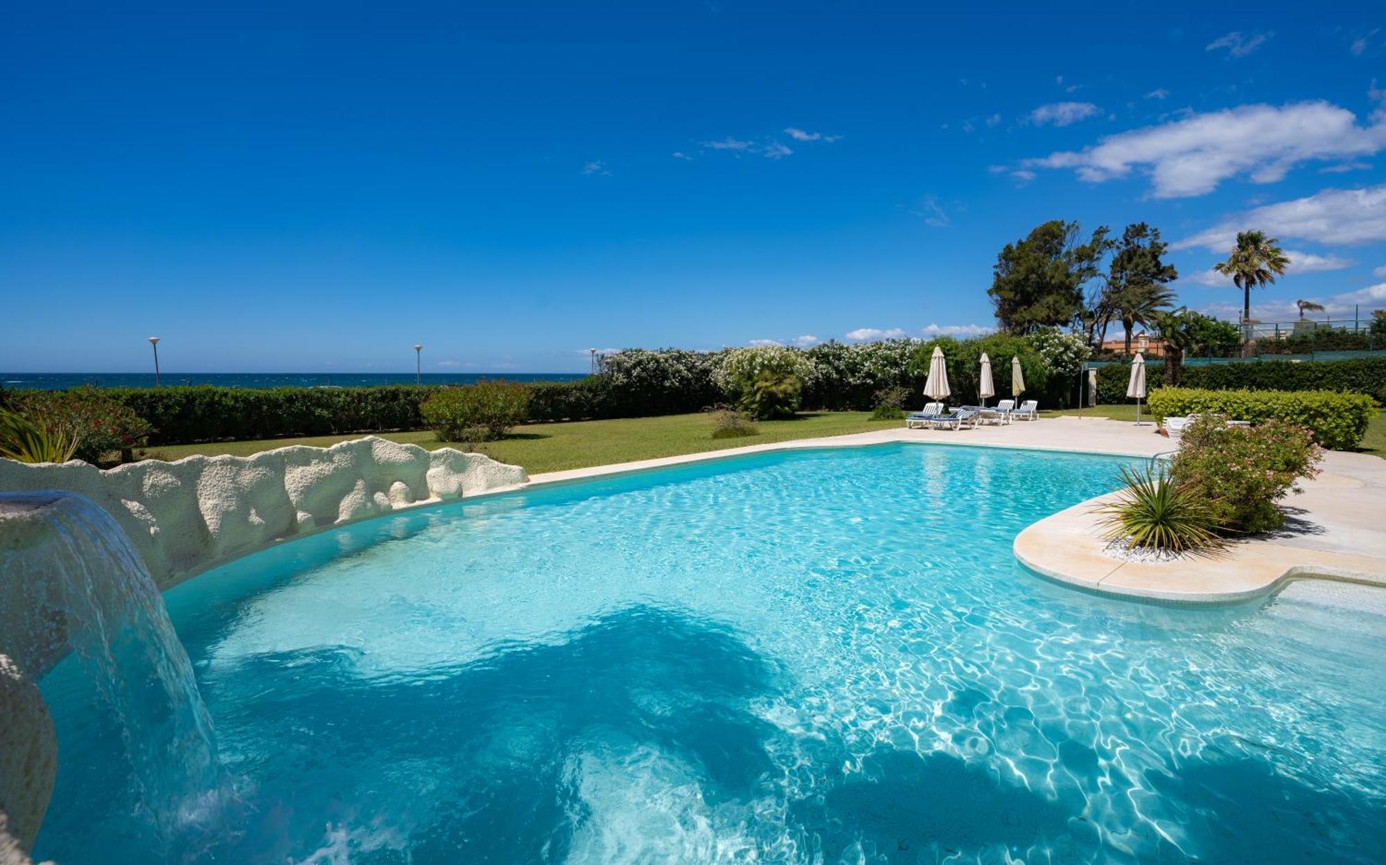 Beachfront Neptuno I, Complex,Views,Pool,Garden, Elviria Marbella Esterno foto